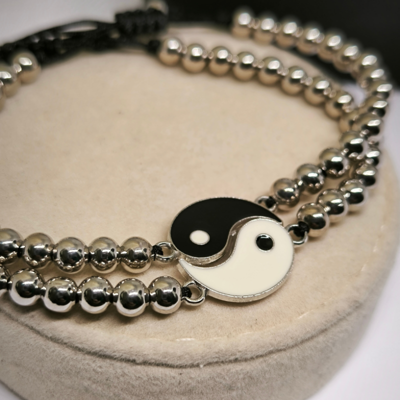 Hõbedase värvusega helmestega käevõru Yin-Yangi sümboliga