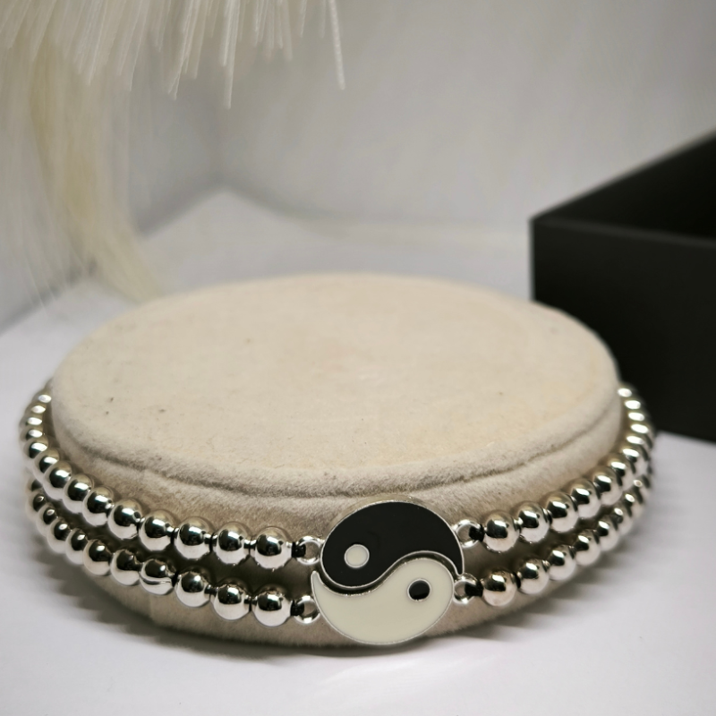 Hõbedase värvusega helmestega käevõru Yin-Yangi sümboliga