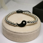 Hõbedase värvusega helmestega käevõru Yin-Yangi sümboliga