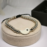 Hõbedase värvusega helmestega käevõru Yin-Yangi sümboliga