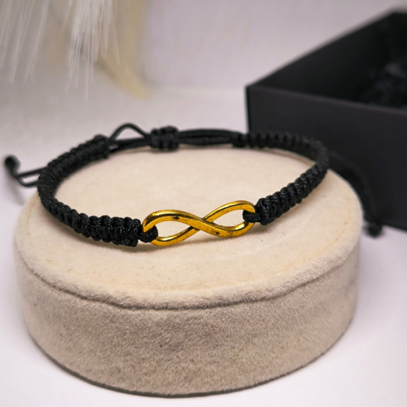 Käsitööna valminud käevõrude komplekt kuldsete elementidega