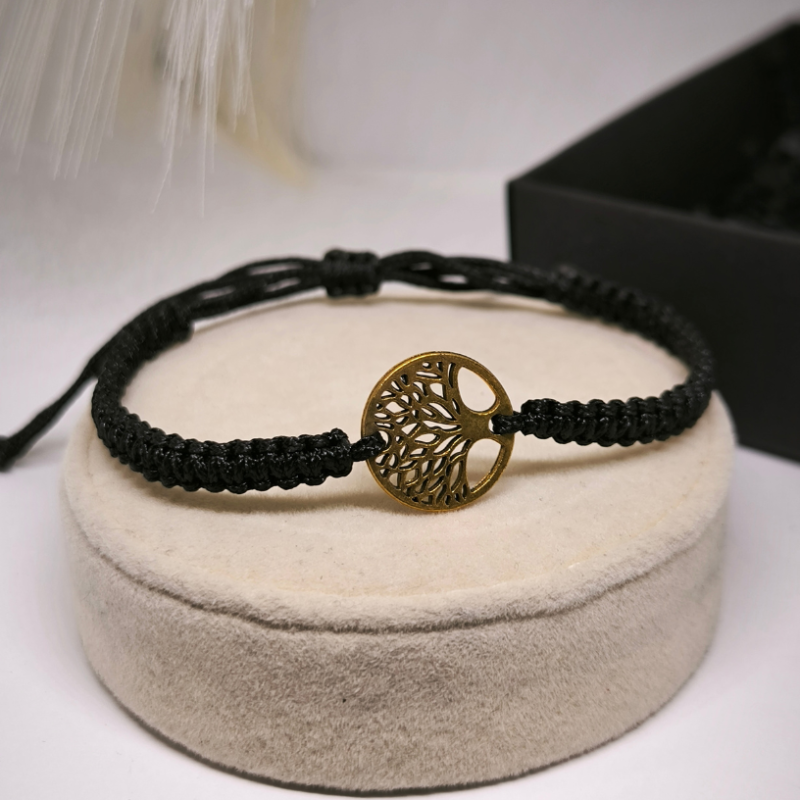 Käsitööna valminud käevõrude komplekt kuldsete elementidega