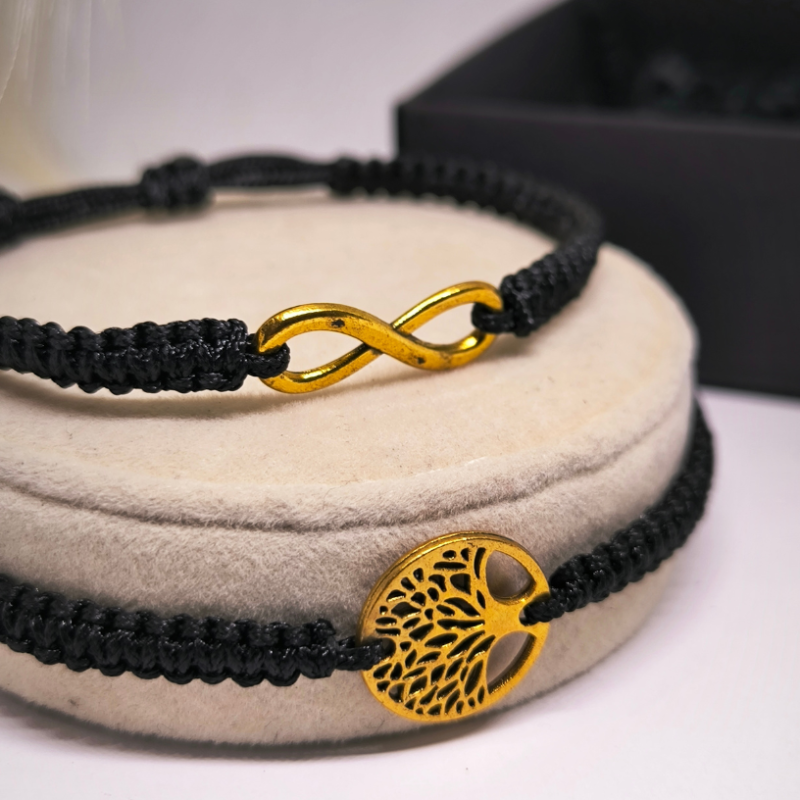 Käsitööna valminud käevõrude komplekt kuldsete elementidega