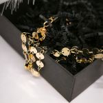 Kuldse värvusega kaelakee tüdrukutele