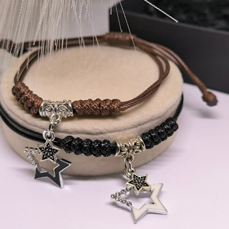 Reguleeritavad käevõrud metallist detailidega