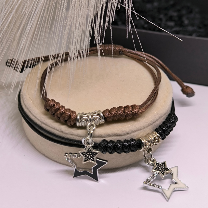 Reguleeritavad käevõrud metallist detailidega