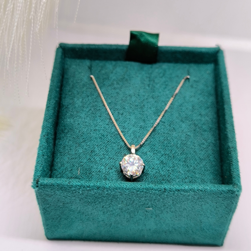 Ripats „Moissaniit“ naistele