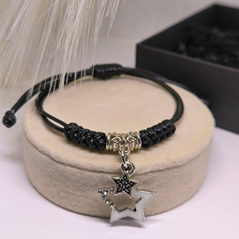 Reguleeritavad käevõrud metallist detailidega