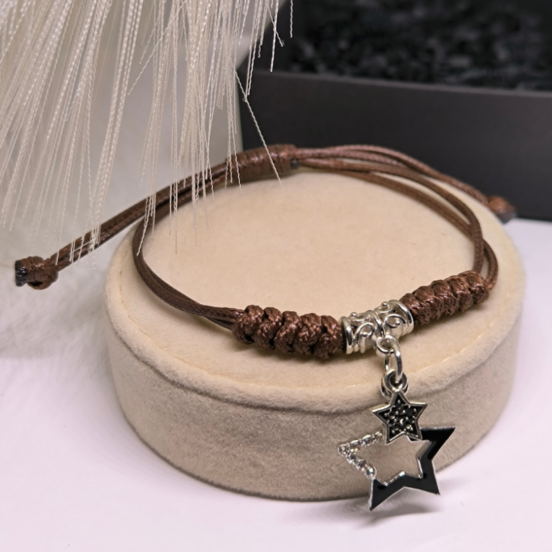 Reguleeritavad käevõrud metallist detailidega