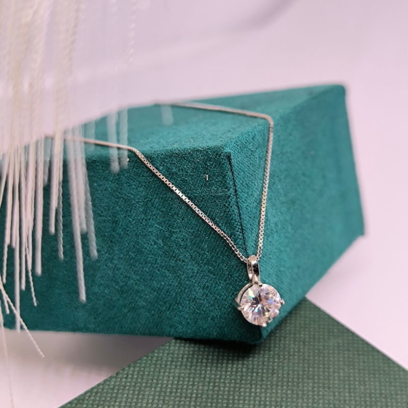 Ripats „Moissaniit“ naistele