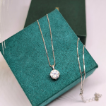 Ripats „Moissaniit“ naistele