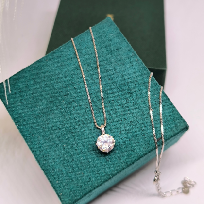 Ripats „Moissaniit“ naistele