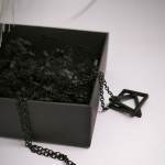 Moodne musta värvi kaelakee ripats ketiga