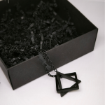 Moodne musta värvi kaelakee ripats ketiga