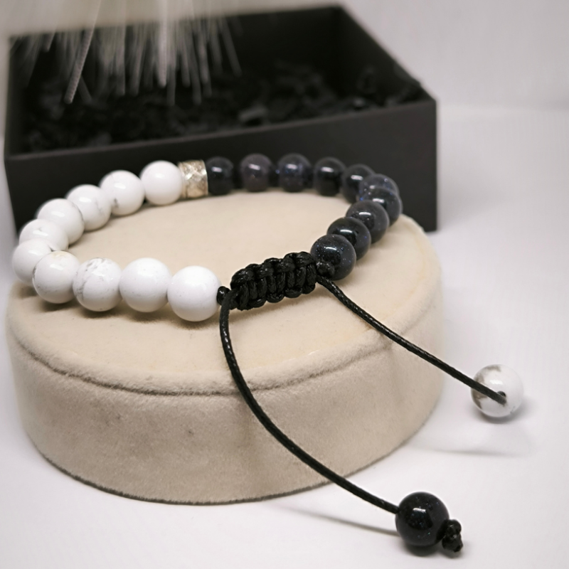 Riidest käevõru valgete/siniste helmestega