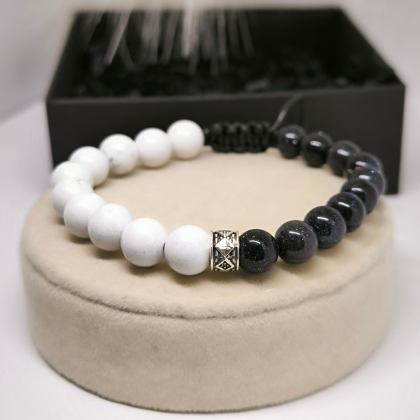 Riidest käevõru valgete/siniste helmestega