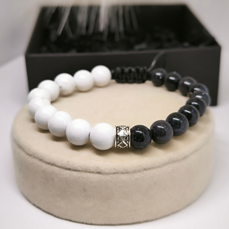 Riidest käevõru valgete/siniste helmestega