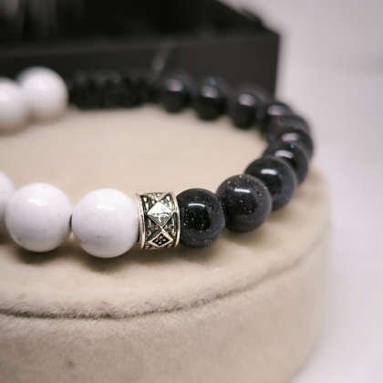 Riidest käevõru valgete/siniste helmestega