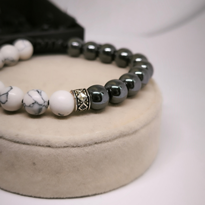 Käevõru läikivate helmeste ja tiigrisilmaga