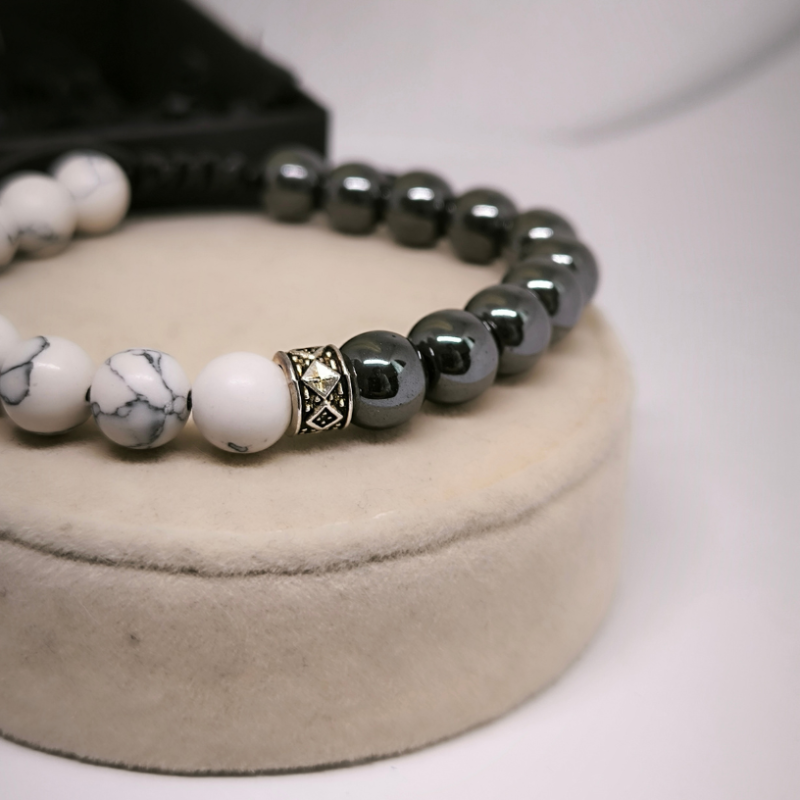 Käevõru läikivate helmeste ja tiigrisilmaga