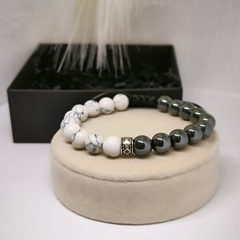 Käevõru läikivate helmeste ja tiigrisilmaga