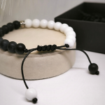 Kahevärviline helmestega käevõru metallist aktsendiga