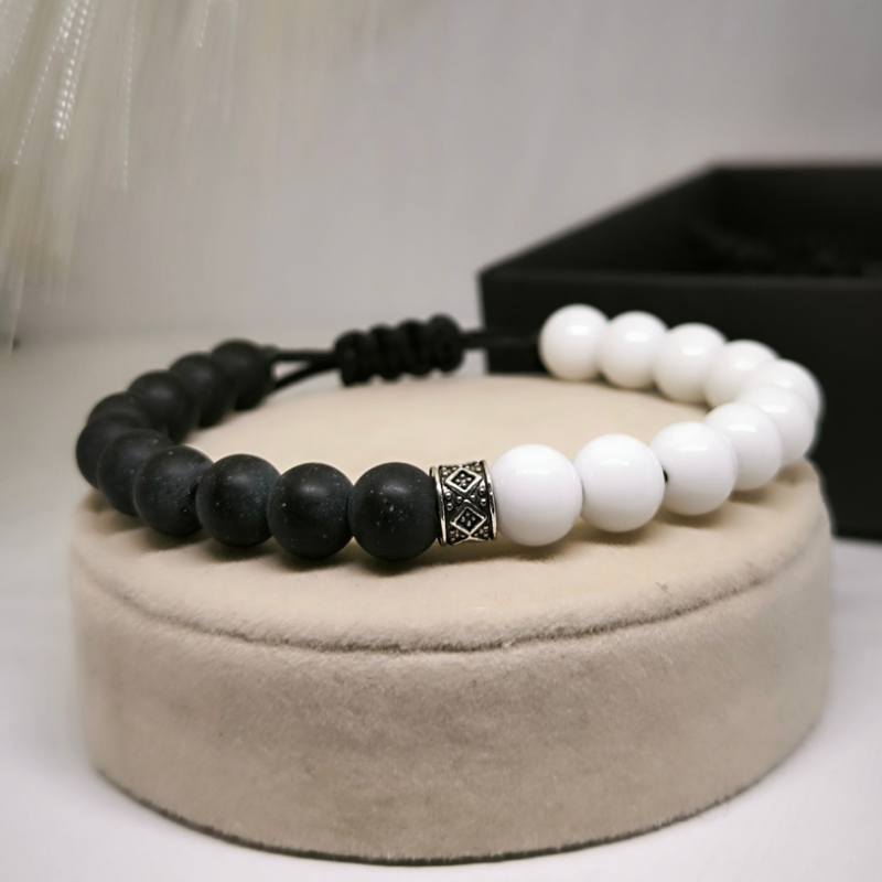 Kahevärviline helmestega käevõru metallist aktsendiga