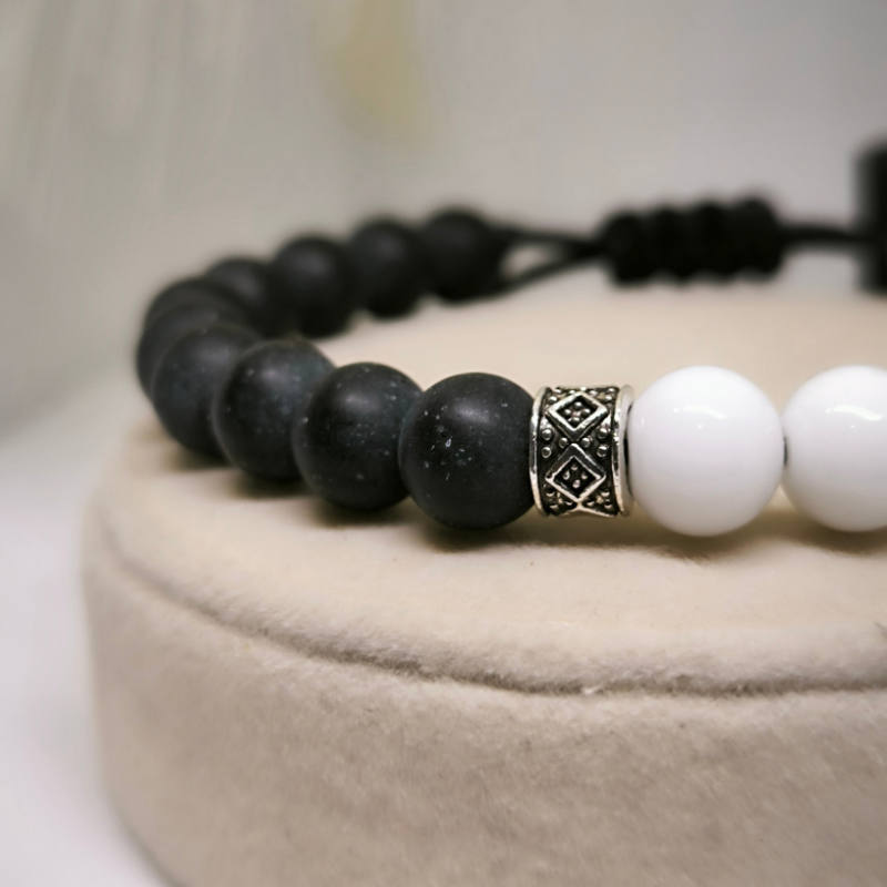 Kahevärviline helmestega käevõru metallist aktsendiga