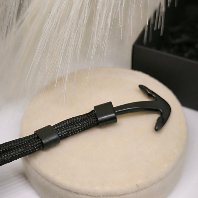 Stiilne must kangast käevõru meestele