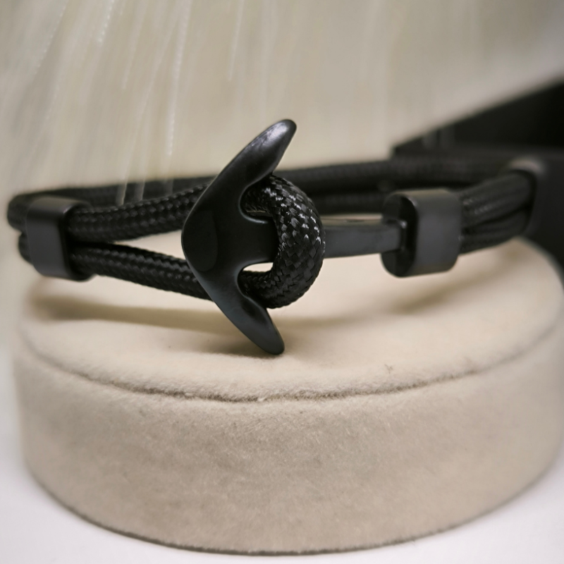 Stiilne must kangast käevõru meestele