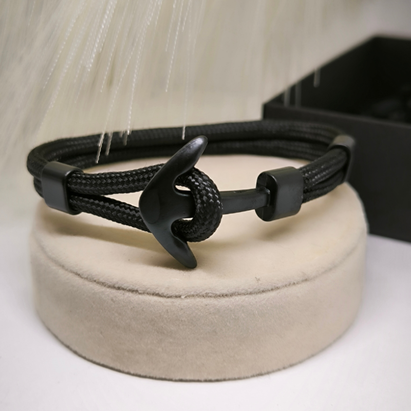 Stiilne must kangast käevõru meestele