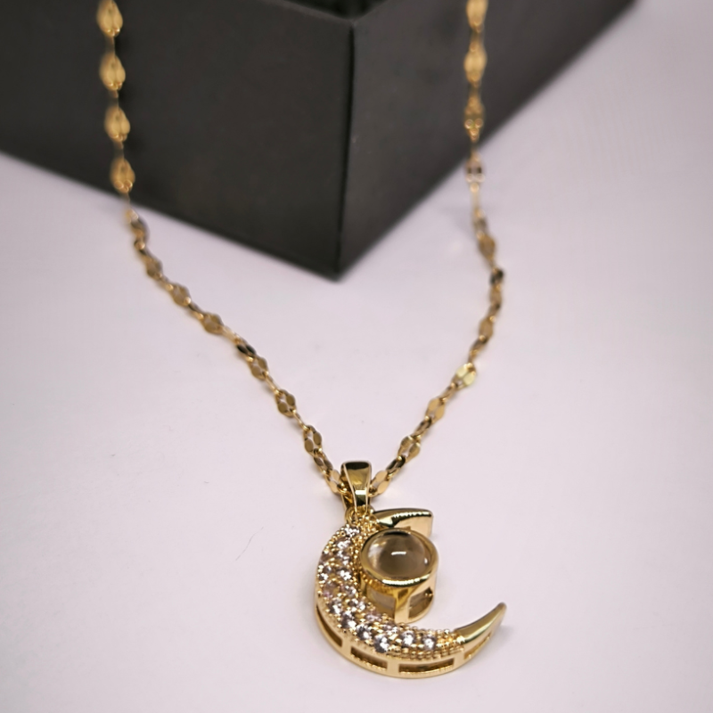 Kuu kujuline ripats sõnadega "Ma armastan sind" (100 keeles)