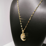 Kuu kujuline ripats sõnadega "Ma armastan sind" (100 keeles)