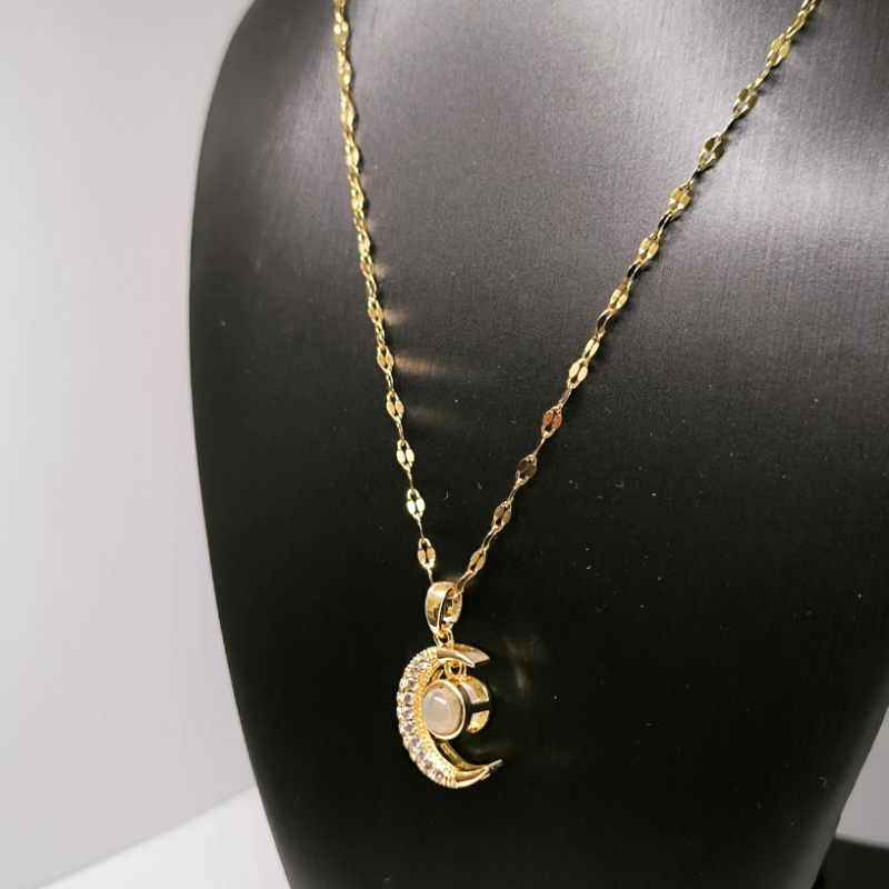 Kuu kujuline ripats sõnadega "Ma armastan sind" (100 keeles)