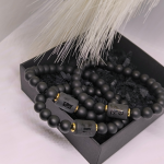 Minimalistlik mustade helmestega käevõru sodiaagimärgi sümboliga