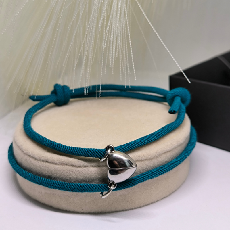 Paaridele mõeldud käevõrude komplekt südamekujulise ripatsiga