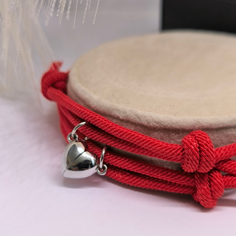 Punased kangast käevõrud paaridele