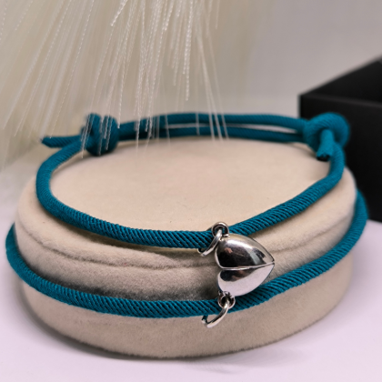 Paaridele mõeldud käevõrude komplekt südamekujulise ripatsiga