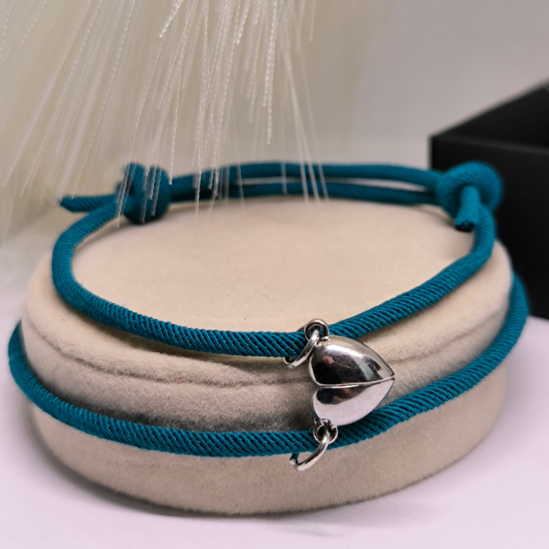 Paaridele mõeldud käevõrude komplekt südamekujulise ripatsiga