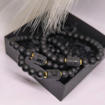 Minimalistlik mustade helmestega käevõru sodiaagimärgi sümboliga