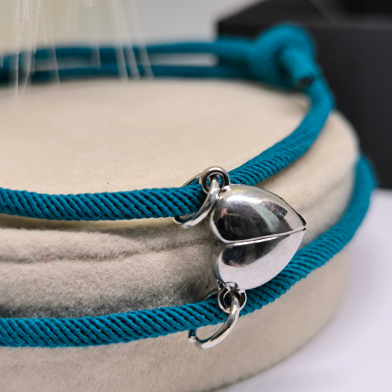 Paaridele mõeldud käevõrude komplekt südamekujulise ripatsiga