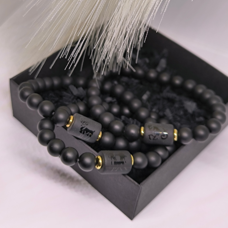 Minimalistlik mustade helmestega käevõru sodiaagimärgi sümboliga