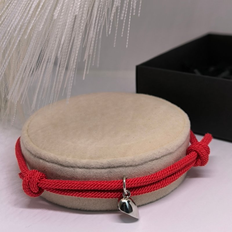 Punased kangast käevõrud paaridele