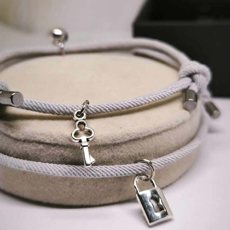 Moodne käevõrude komplekt paaridele ripatsitega