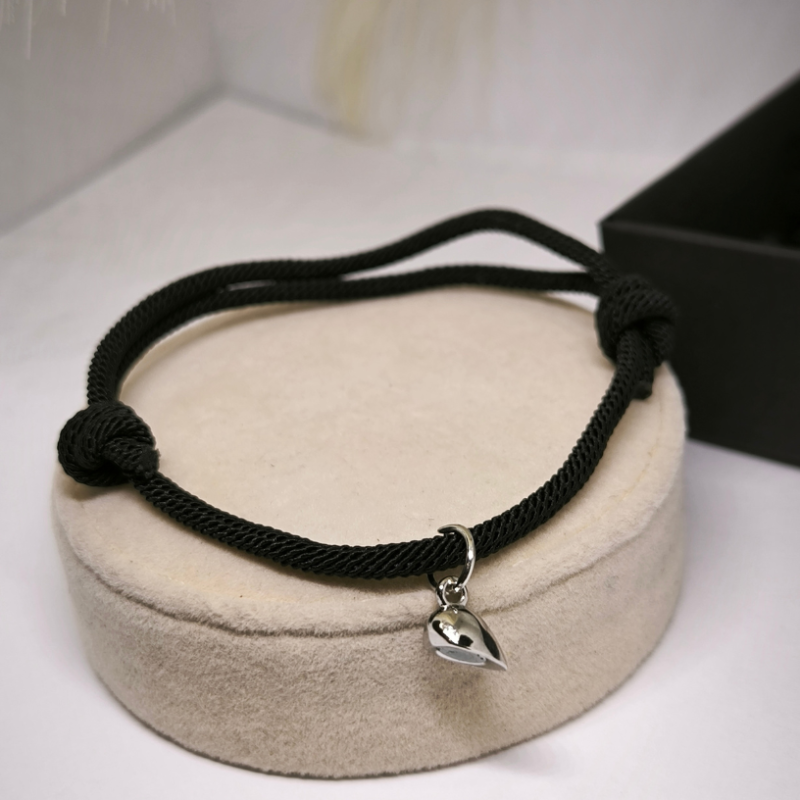 Hubased käevõrud südamekujulise ripatsiga paaridele