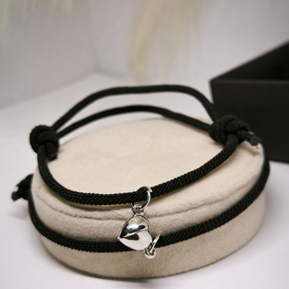 Hubased käevõrud südamekujulise ripatsiga paaridele