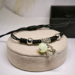 Pimedas helendavate käevõrude komplekt