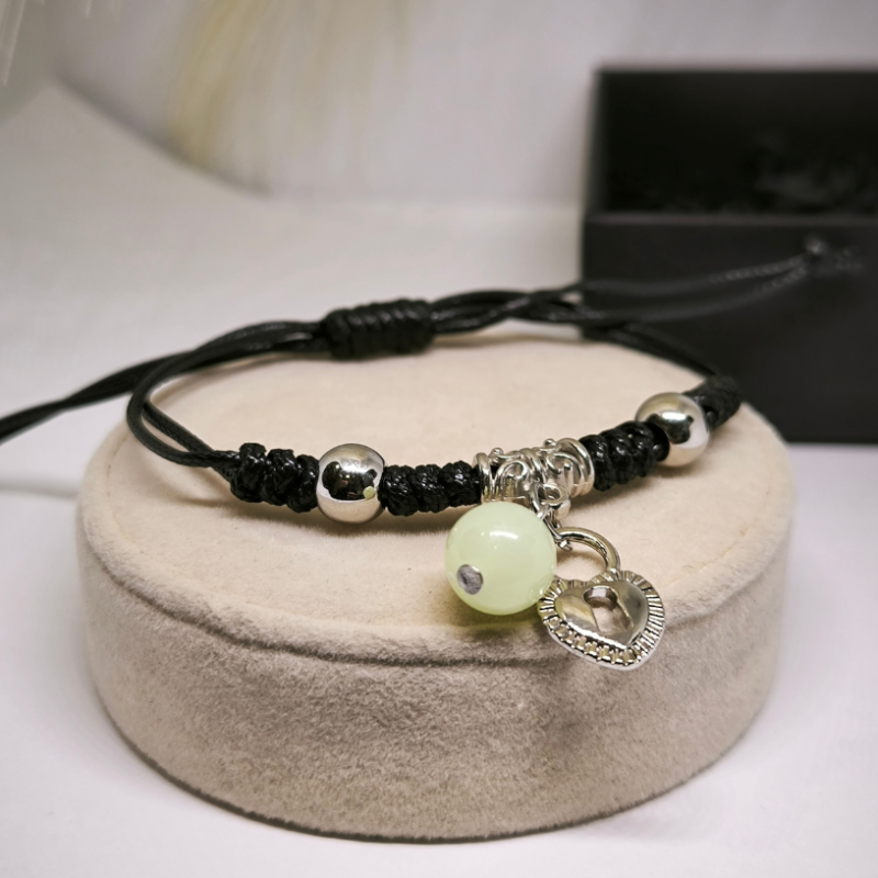 Pimedas helendavate käevõrude komplekt