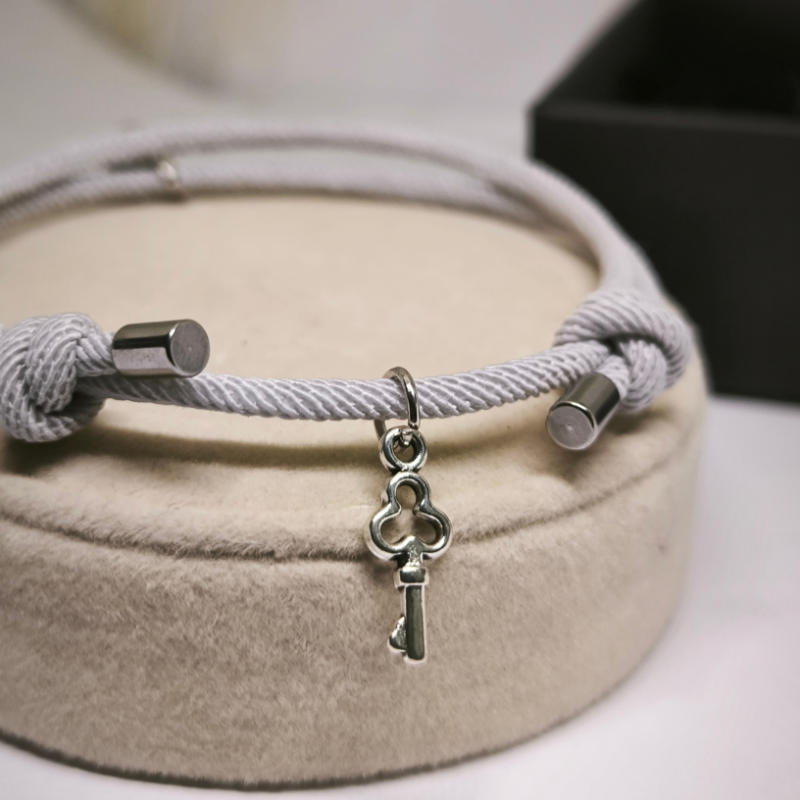 Moodne käevõrude komplekt paaridele ripatsitega