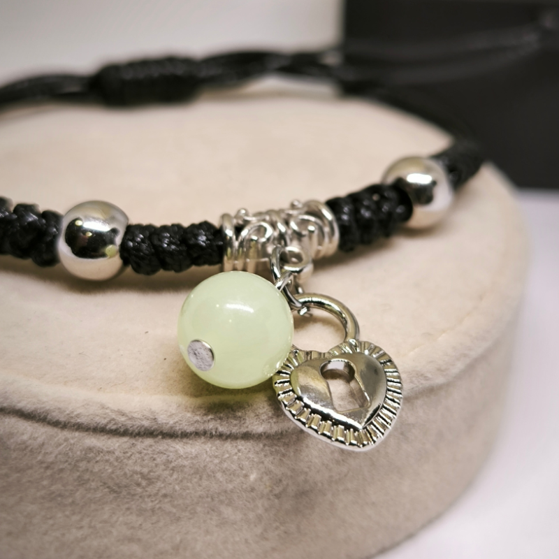 Pimedas helendavate käevõrude komplekt